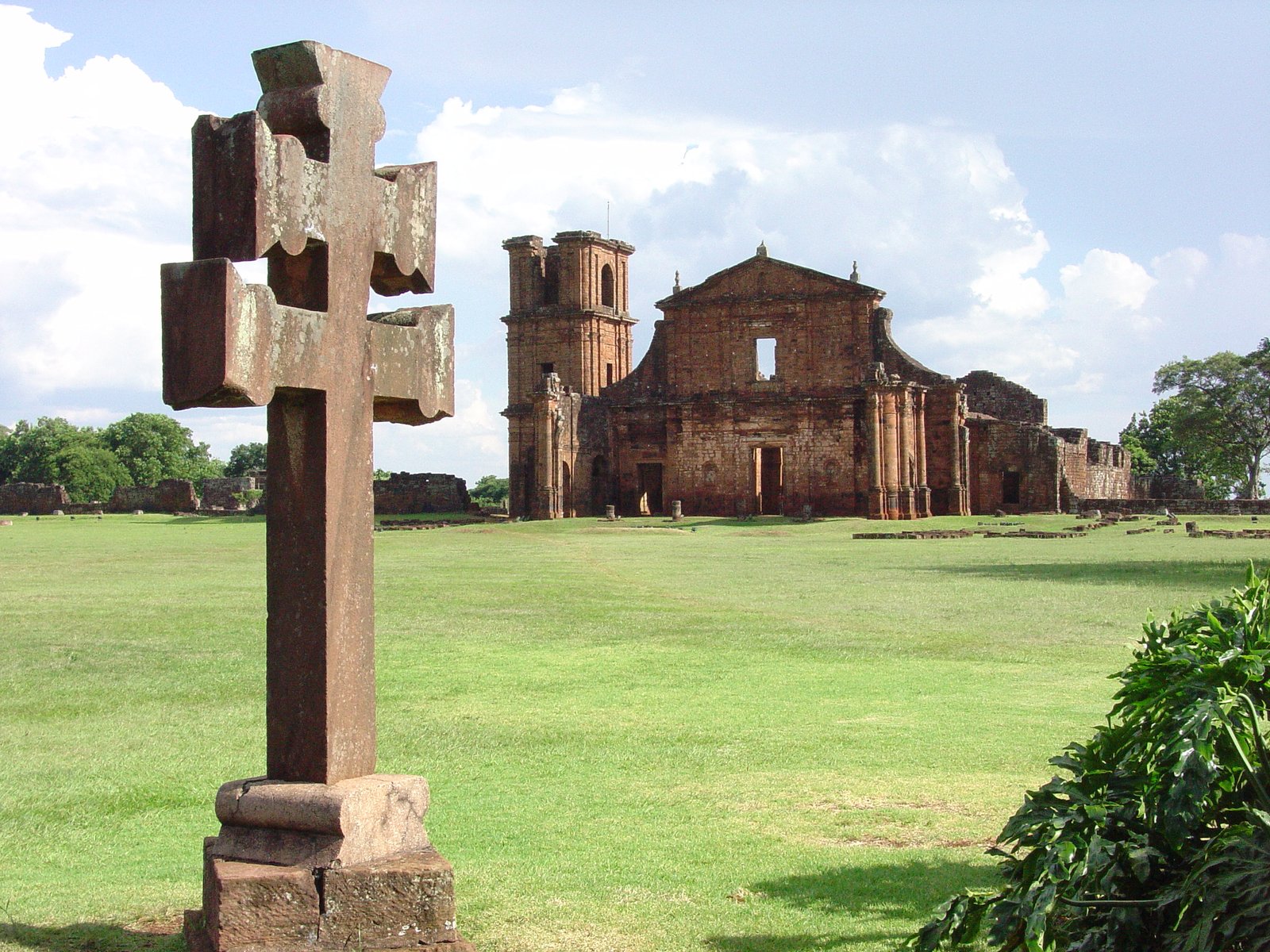 Cruz Missioneira, cruz de pedra talhada, no sítio histórico de São Miguel das Missões