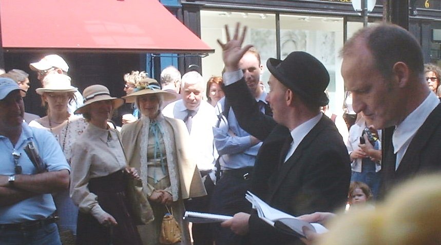 Atores no Bloomsday em frente ao pub Davy Byrnes, em Dublin
