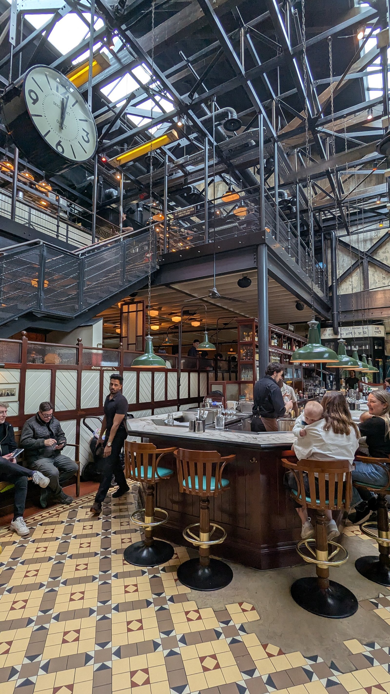 Interior de um restaurante Dishoom, com decoração de café irani de Bombaim