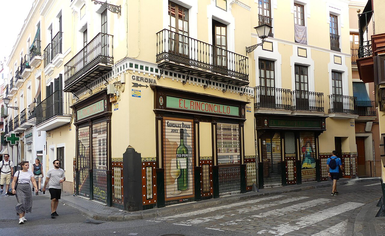 Fachada de El Rinconcillo, na Calle Gerona, em Sevilha