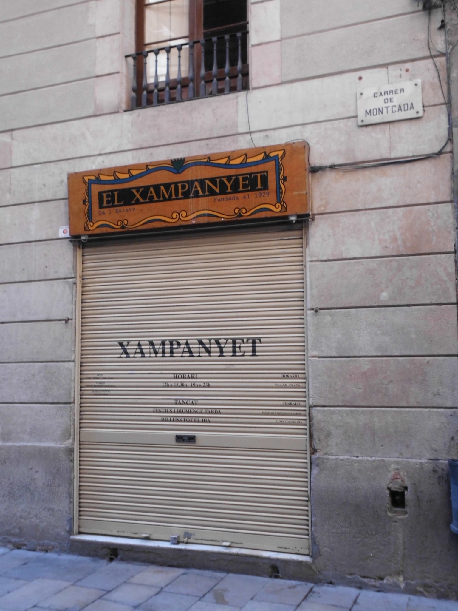Fachada do bar El Xampanyet no bairro El Born, Barcelona