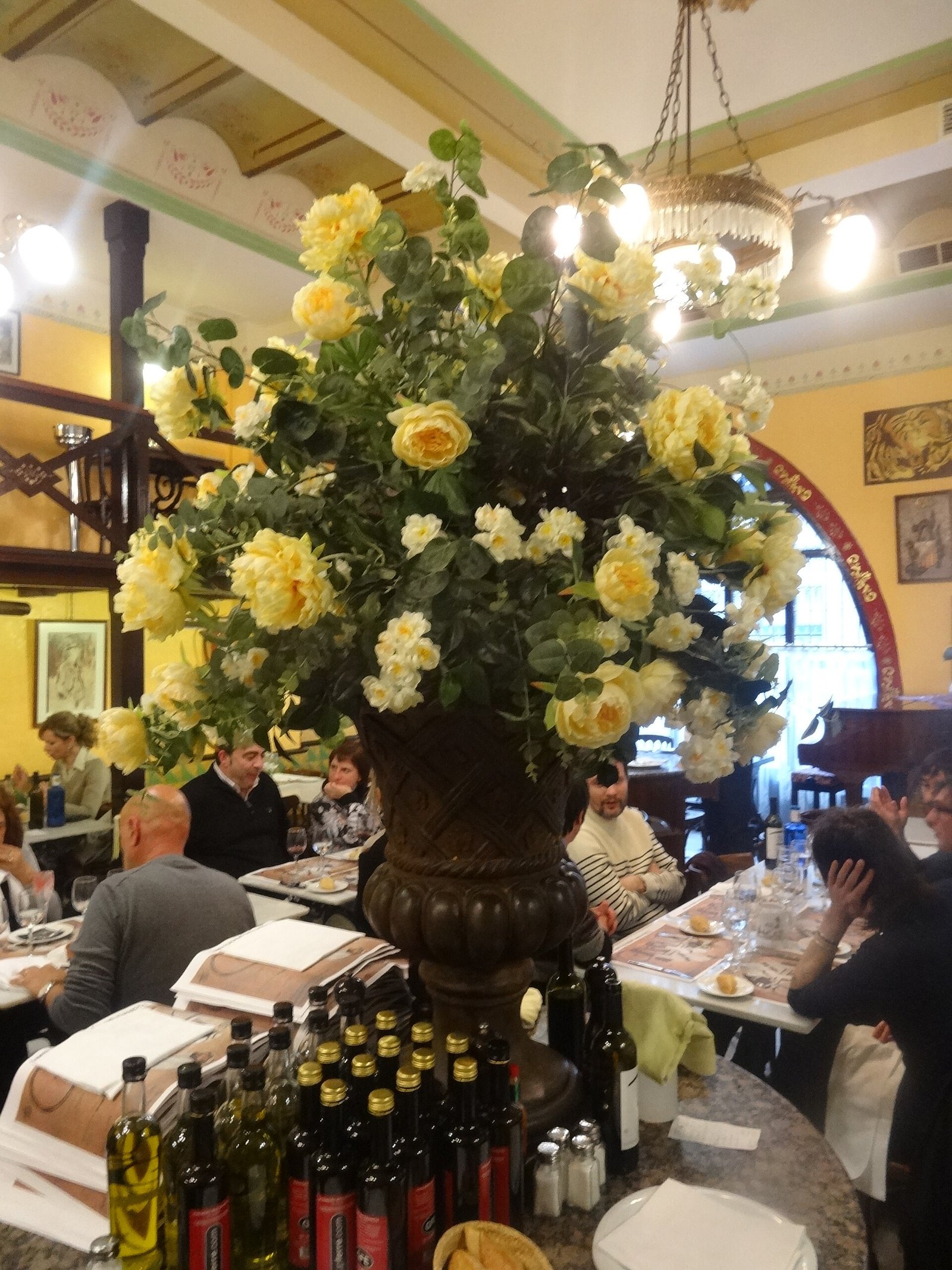 Interior modernista do restaurante Els Quatre Gats em Barcelona