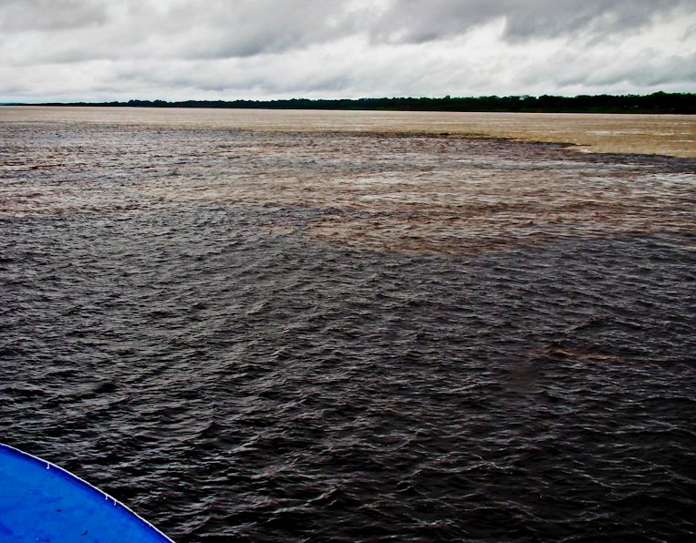 Vista do Encontro das Águas entre os rios Negro e Solimões, em Manaus