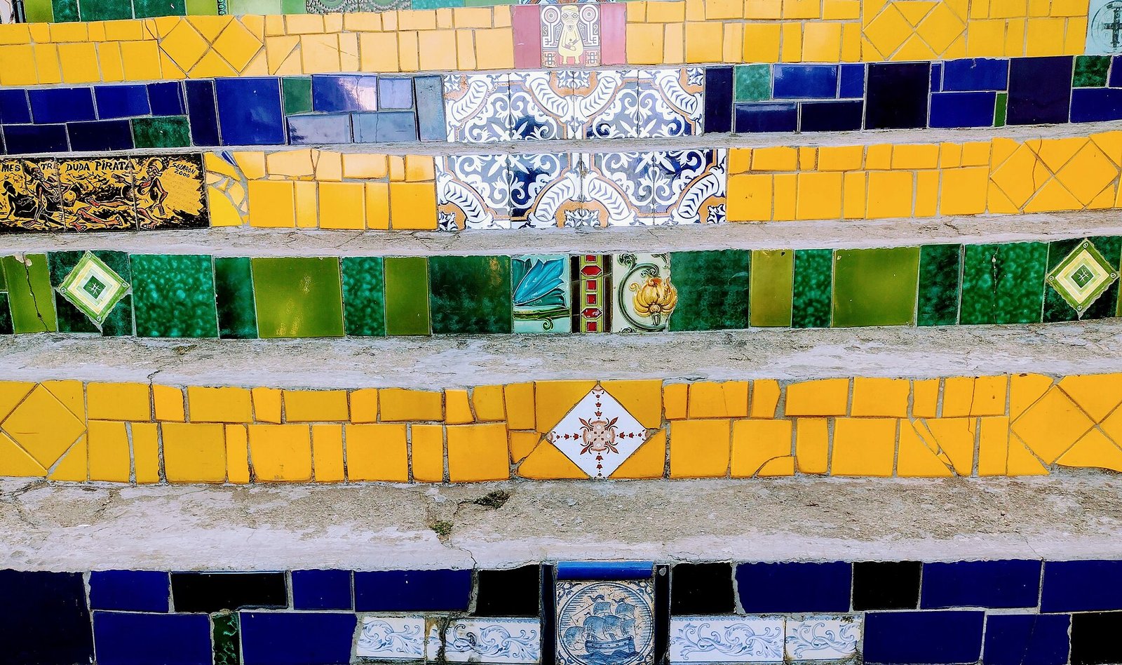 Escadaria Selarón coberta de azulejos coloridos, entre Lapa e Santa Teresa