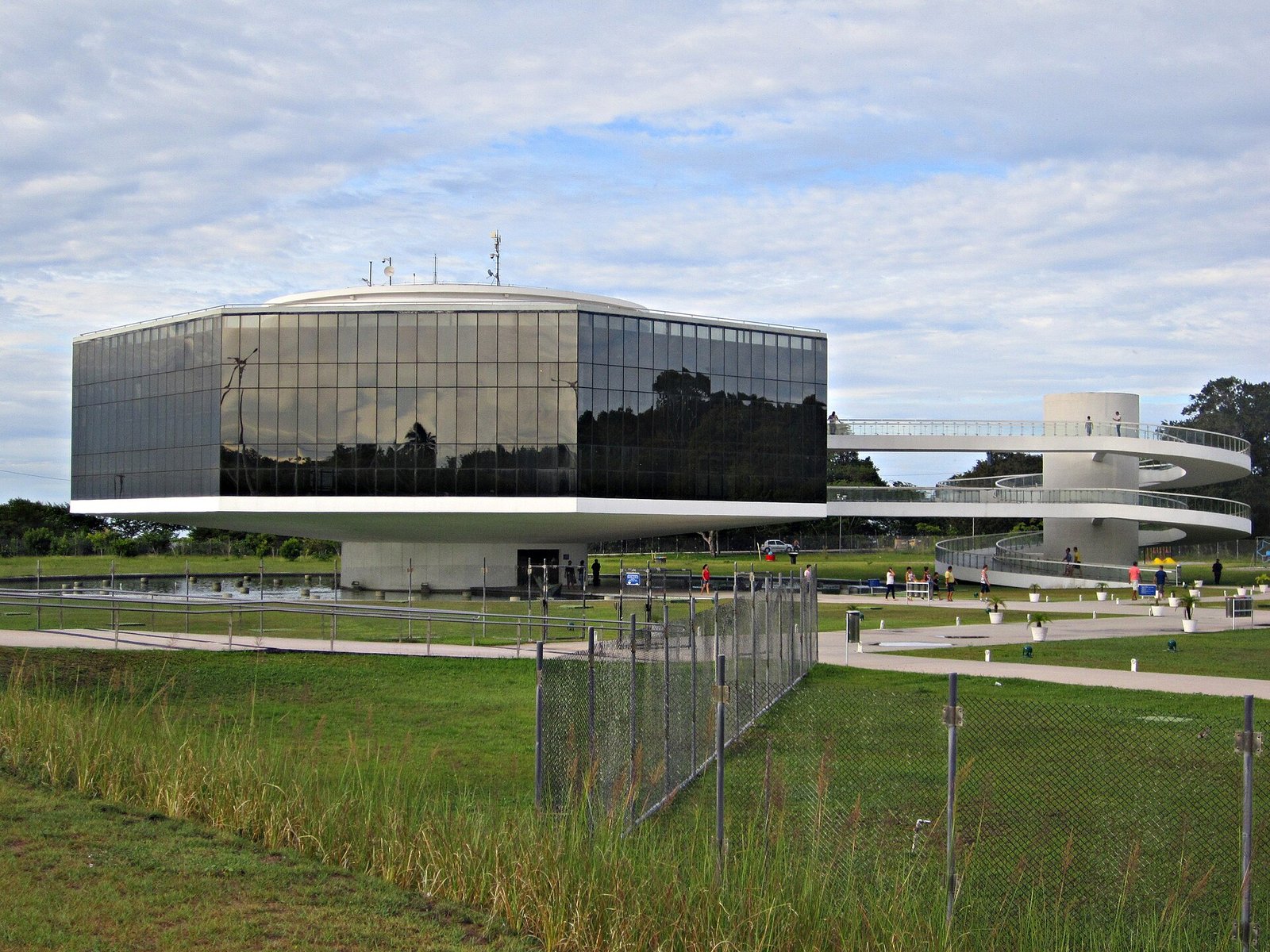 Fachada curva de concreto da Estação Cabo Branco, projeto de Oscar Niemeyer em João Pessoa