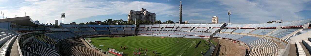 Vista panorâmica do Estadio Centenario com a Torre de los Homenajes