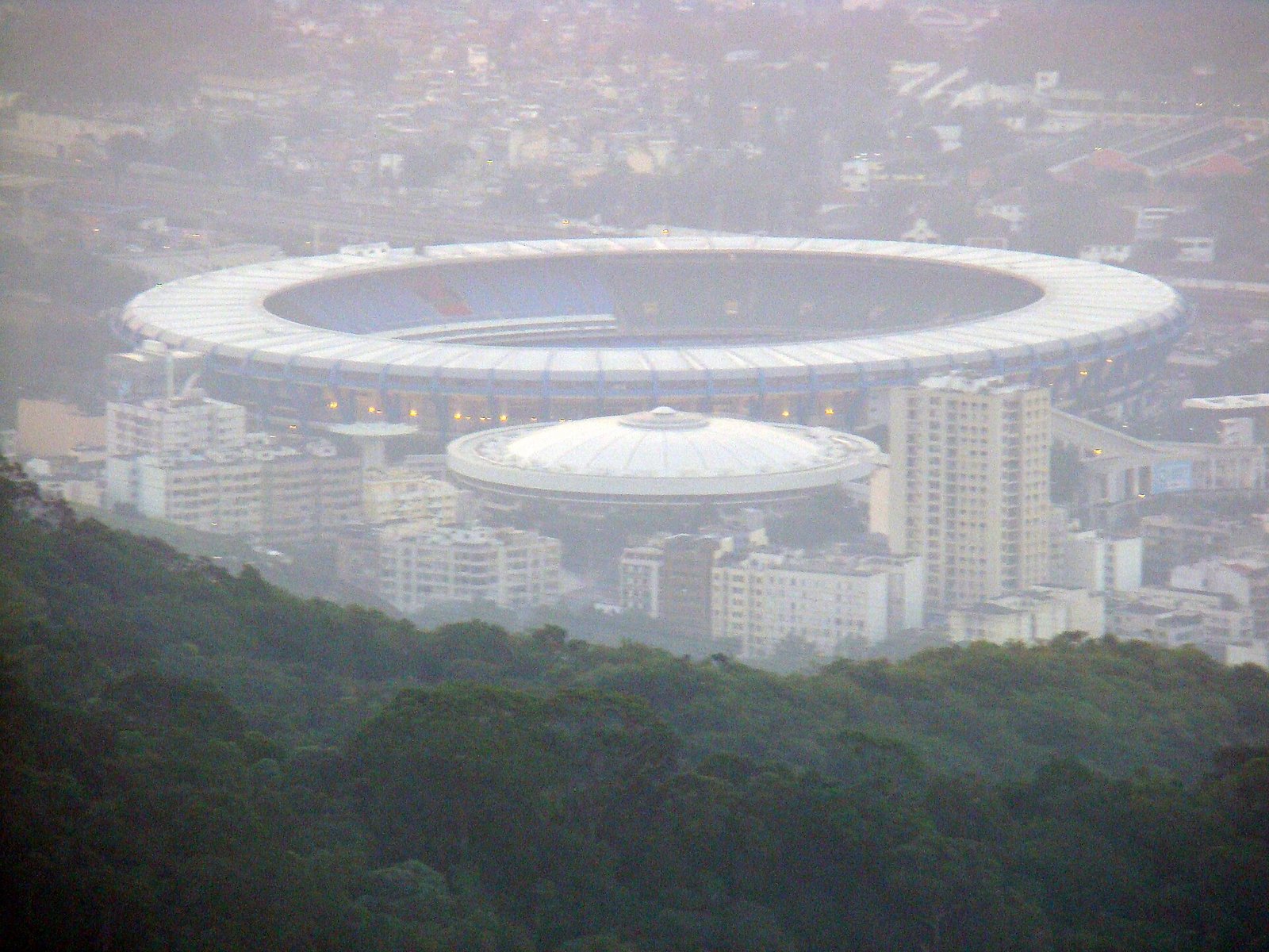 Vista aérea do Estádio do Maracanã a partir de um mirante no Rio de Janeiro
