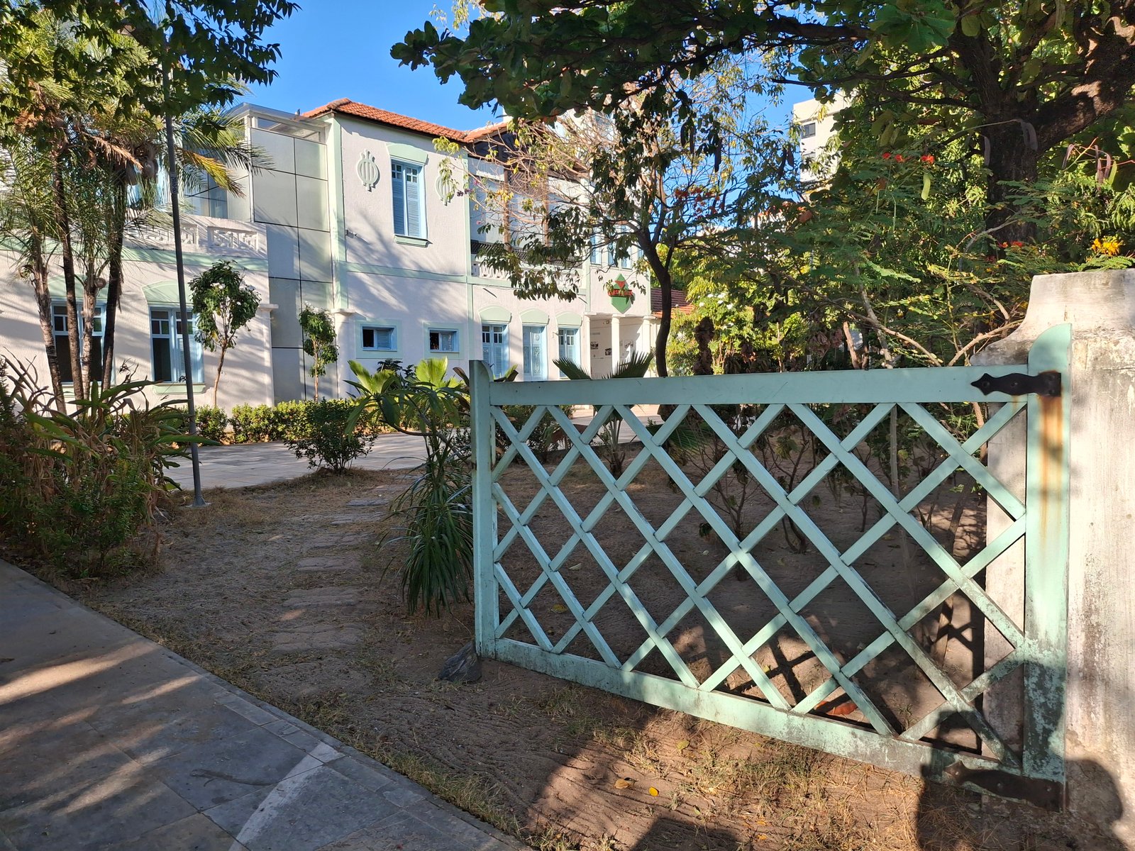 Fachada do casarão histórico do restaurante Estoril, na Praia de Iracema, Fortaleza