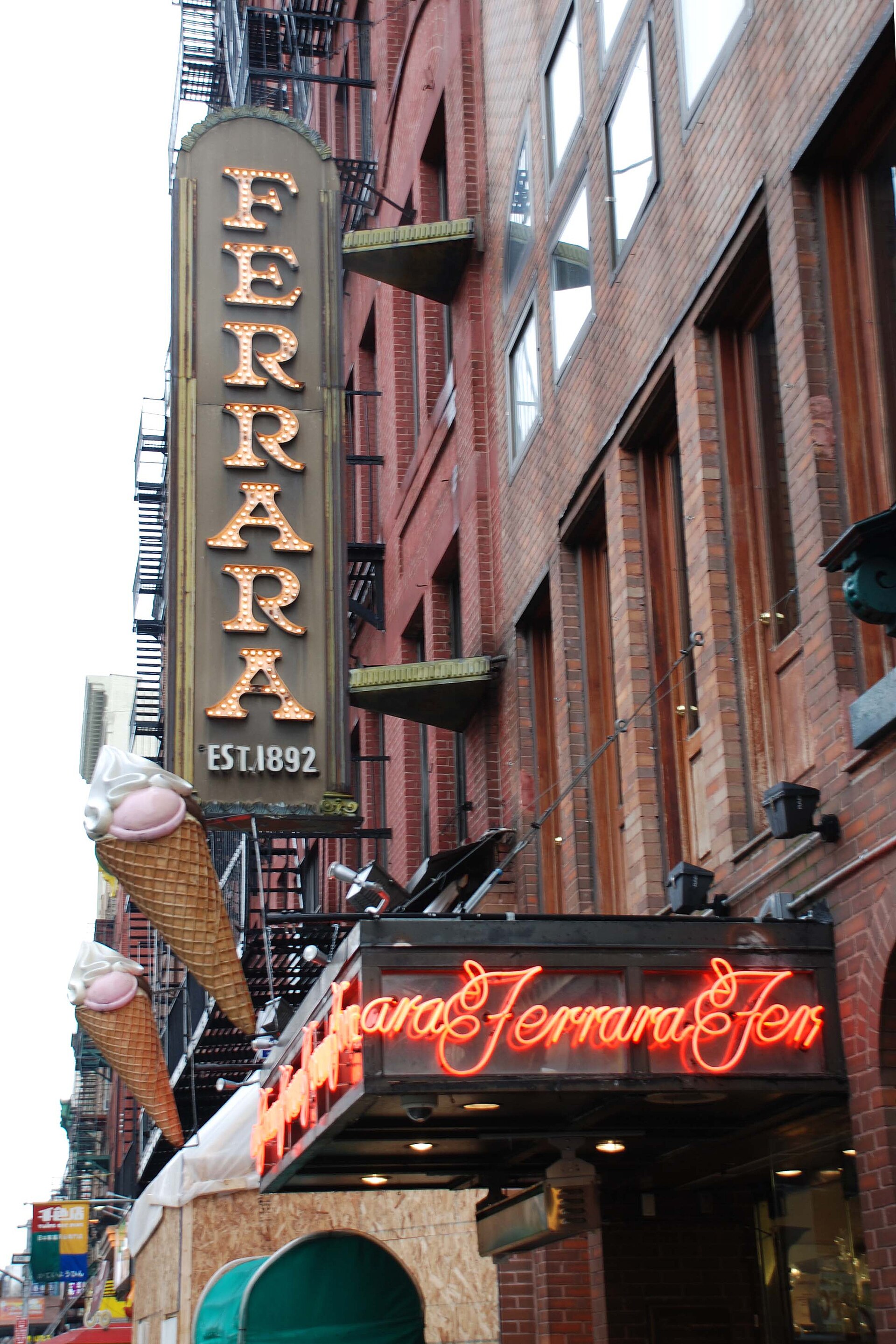 Fachada da Ferrara Bakery & Cafe em Little Italy, Nova York