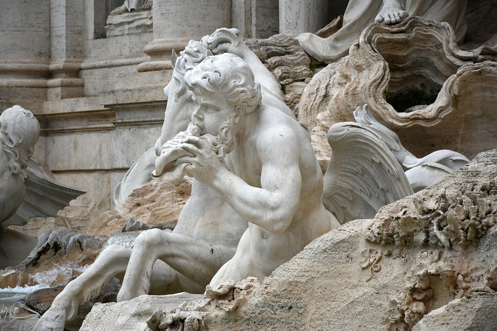 Fontana di Trevi iluminada em Roma