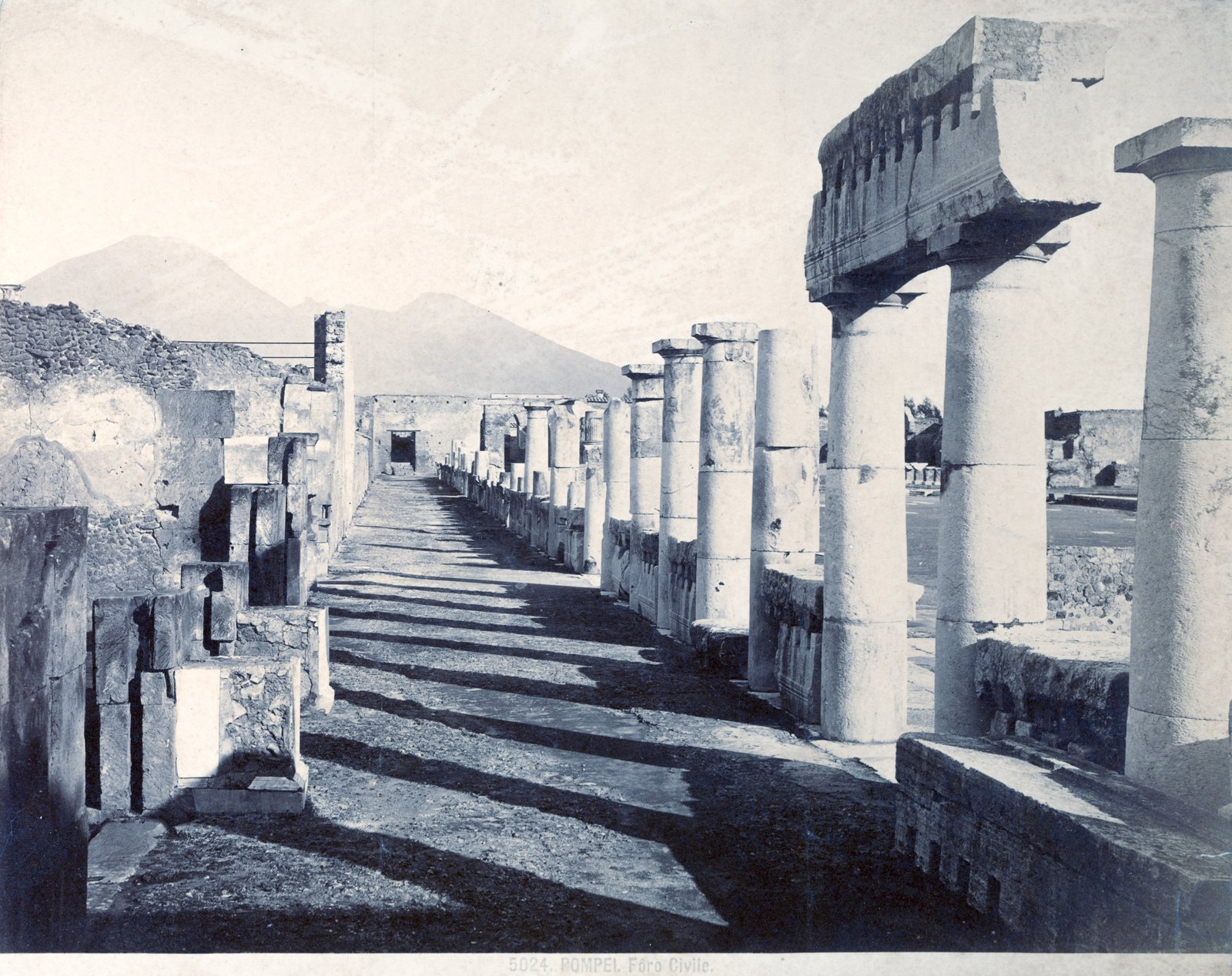 Colunas do Fórum de Pompeia com o Monte Vesúvio ao fundo