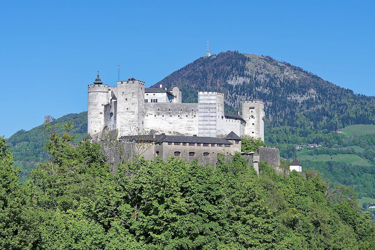 Fortaleza de Hohensalzburg vista do oeste, no alto do Festungsberg, em Salzburgo