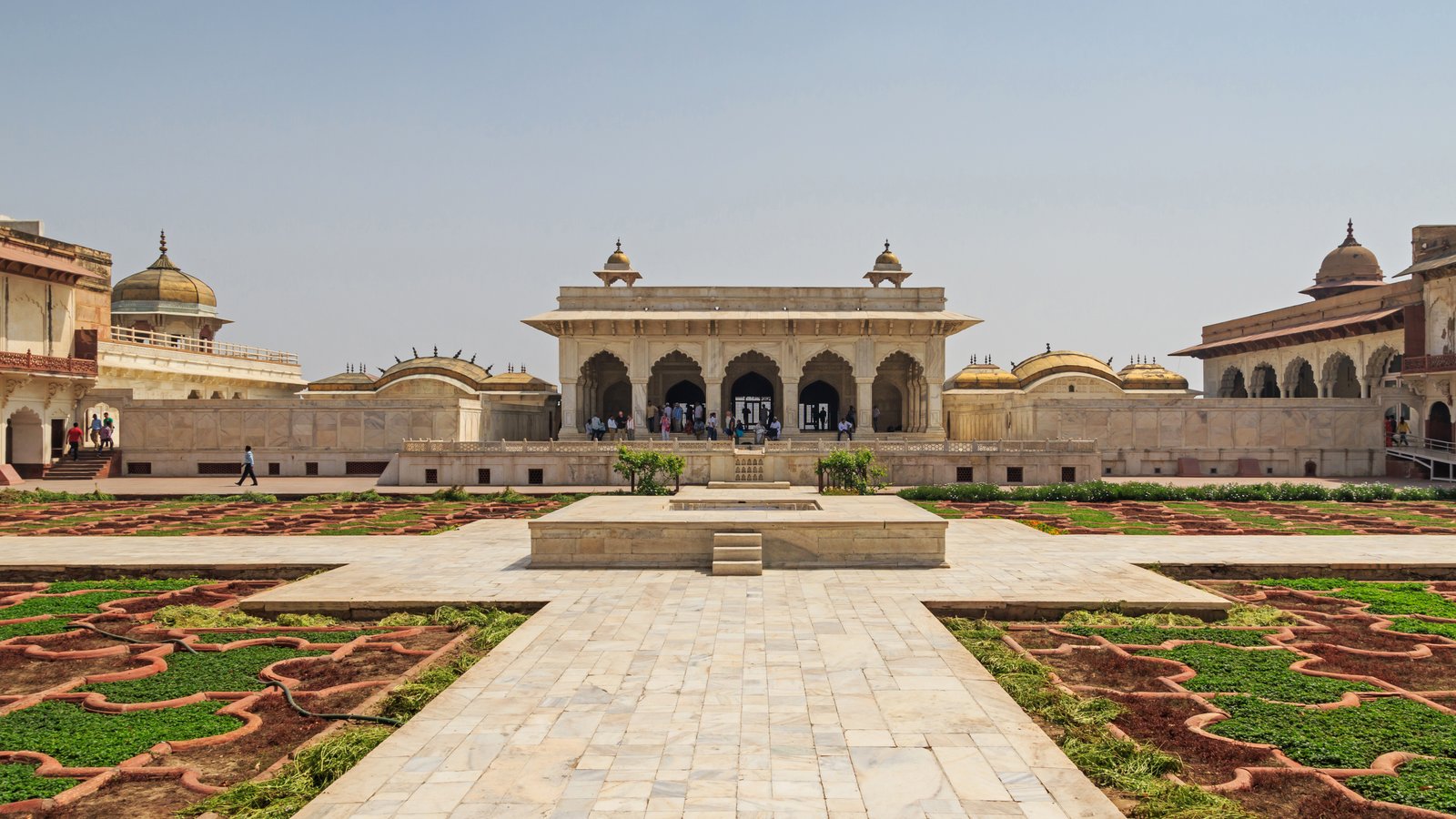 Vista externa das muralhas de arenito vermelho do Forte de Agra, na Índia