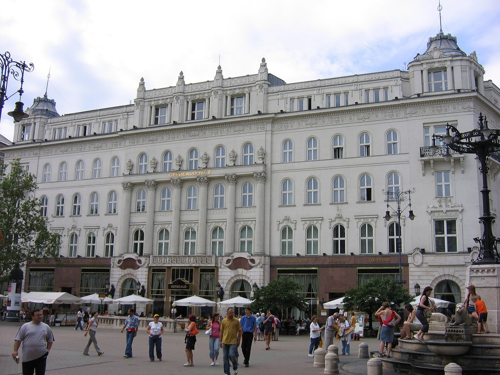Fachada do Café Gerbeaud na praça Vörösmarty, em Budapeste