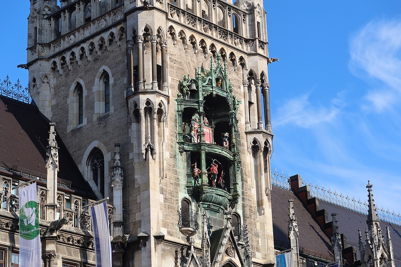 O Glockenspiel na torre do Novo Paço Municipal, na Marienplatz, em Munique