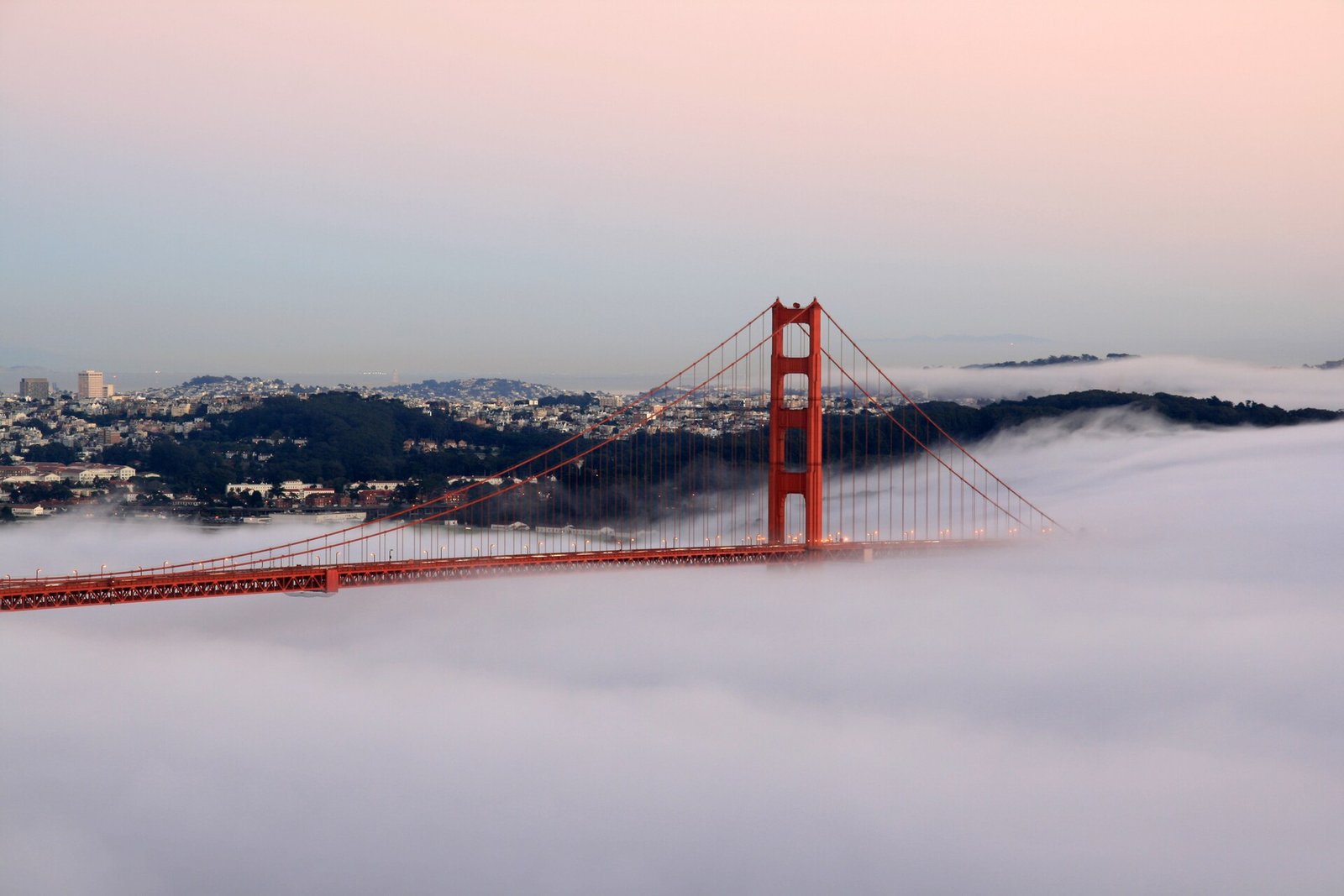 Golden Gate Bridge ao entardecer, vista da baía de São Francisco