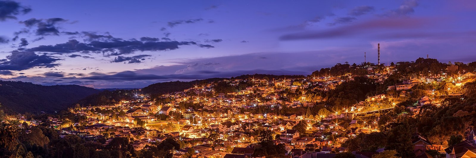 Vista panorâmica noturna do centro de Gramado, no Rio Grande do Sul