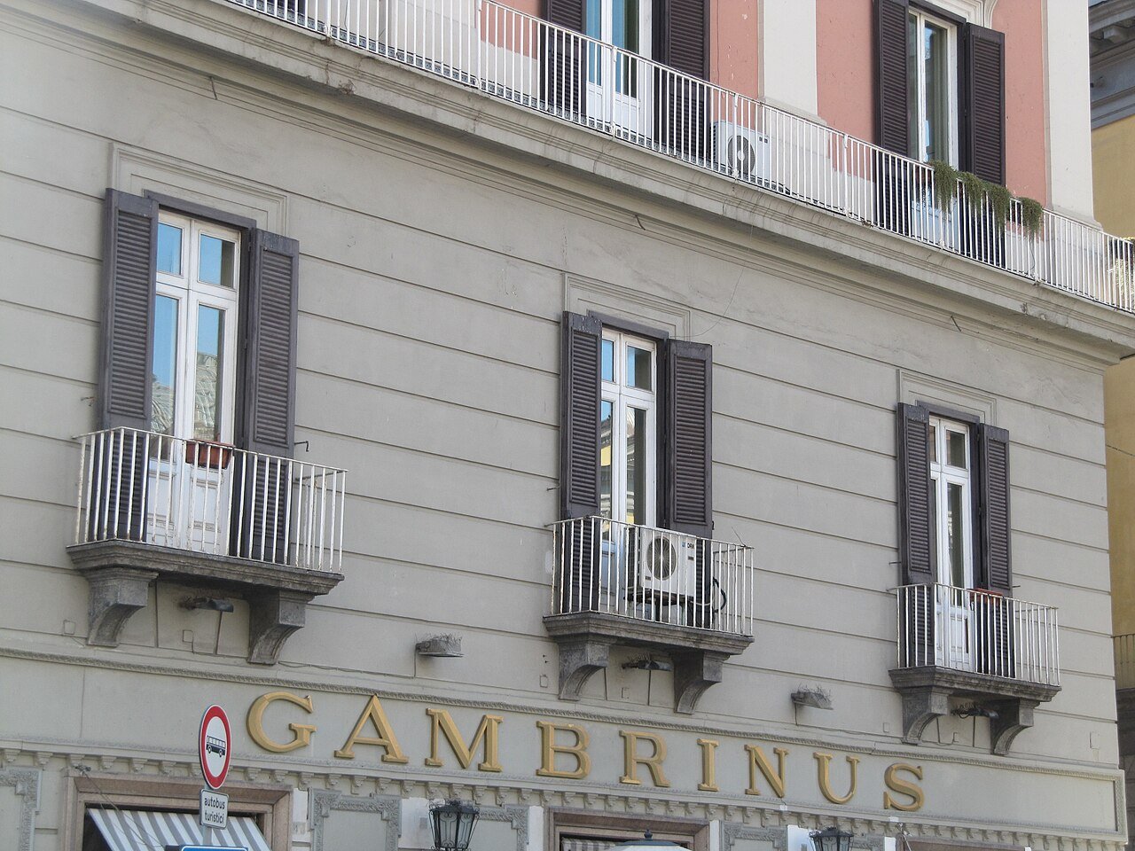 Fachada do Gran Caffè Gambrinus, na esquina da Via Chiaia com a Piazza Trieste e Trento, em Nápoles