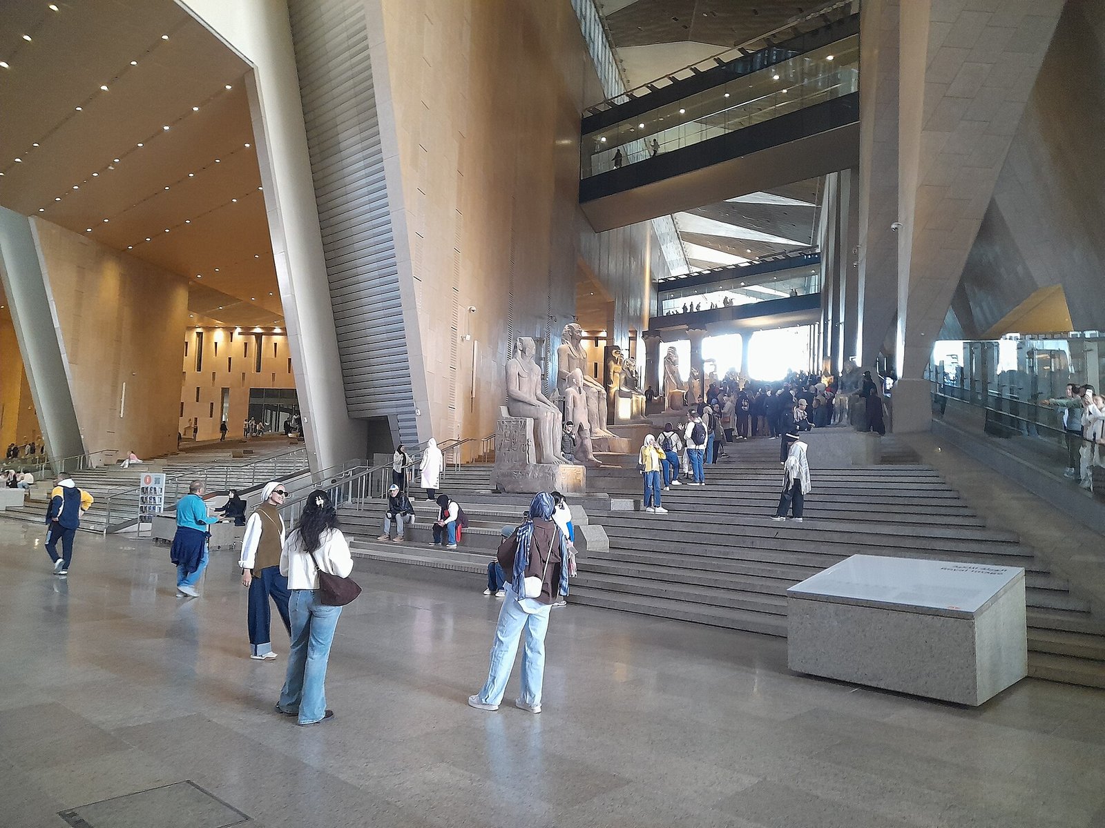 Fachada moderna do Grande Museu Egípcio em Gizé