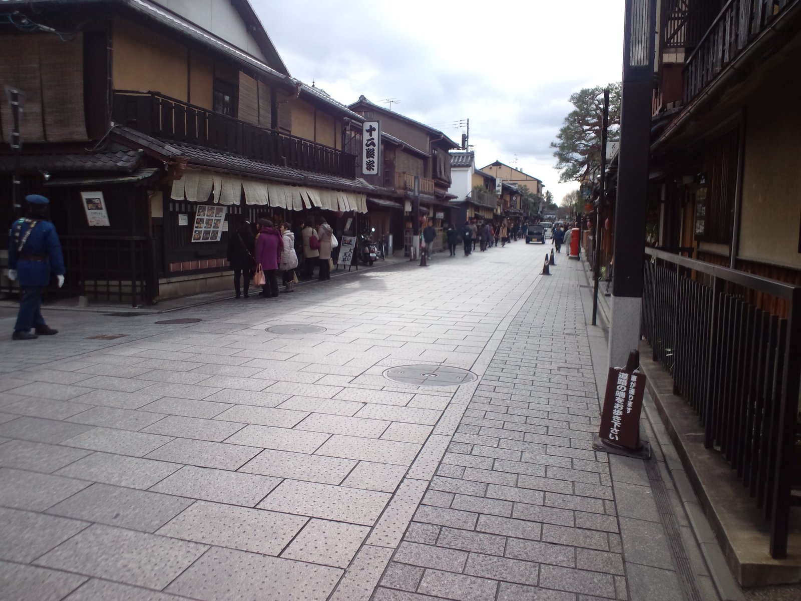 Rua Hanamikoji, no bairro de Gion, em Quioto