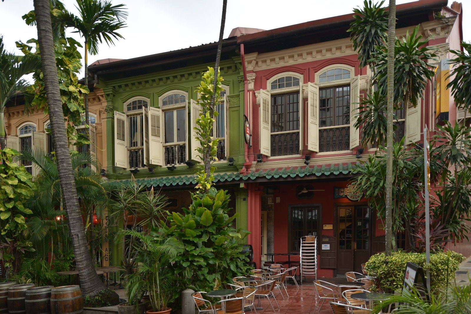 Fachada vermelha do bar Ice Cold Beer na Emerald Hill Road, Singapura