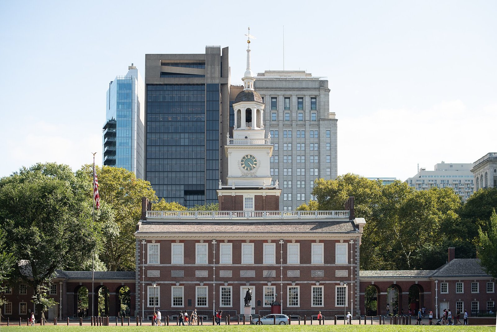 Fachada de tijolos vermelhos e torre branca do Independence Hall, na Filadélfia
