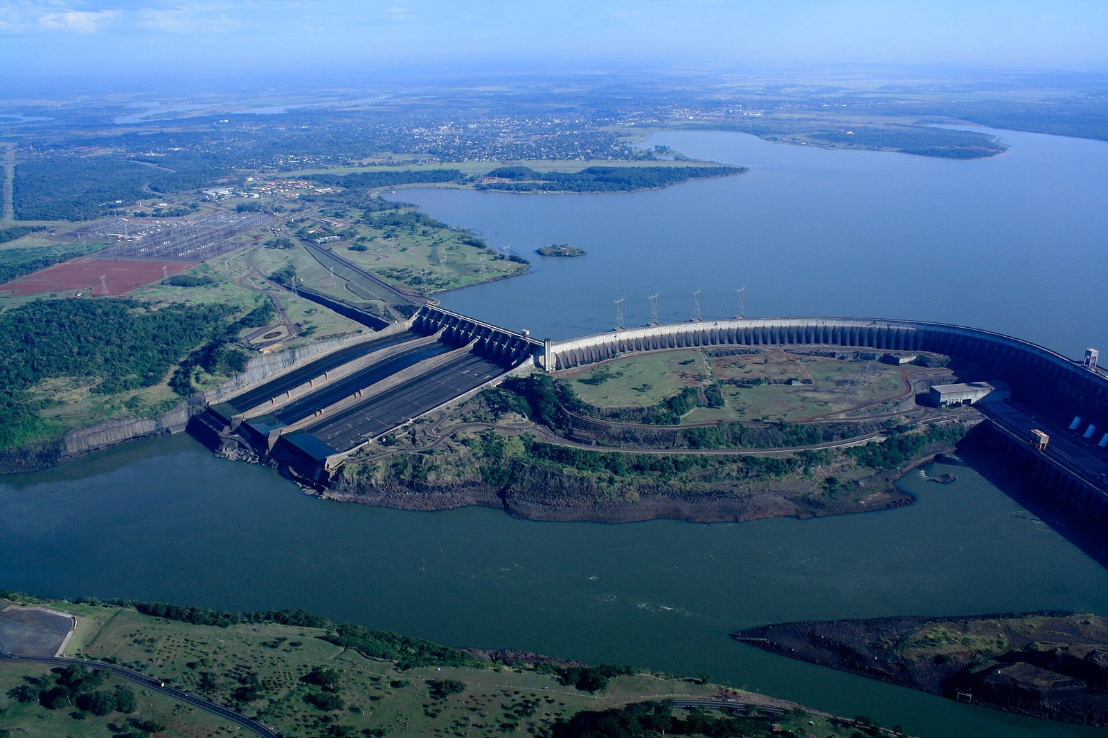 Vista aérea da Usina Hidrelétrica de Itaipu, na fronteira entre Brasil e Paraguai