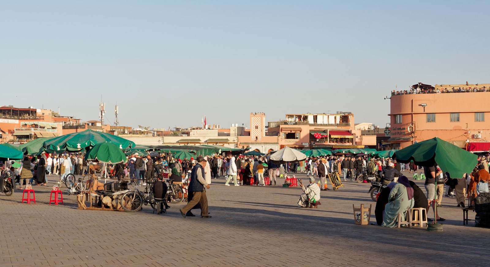 Vista geral da praça Jemaa el-Fnaa em Marrakech