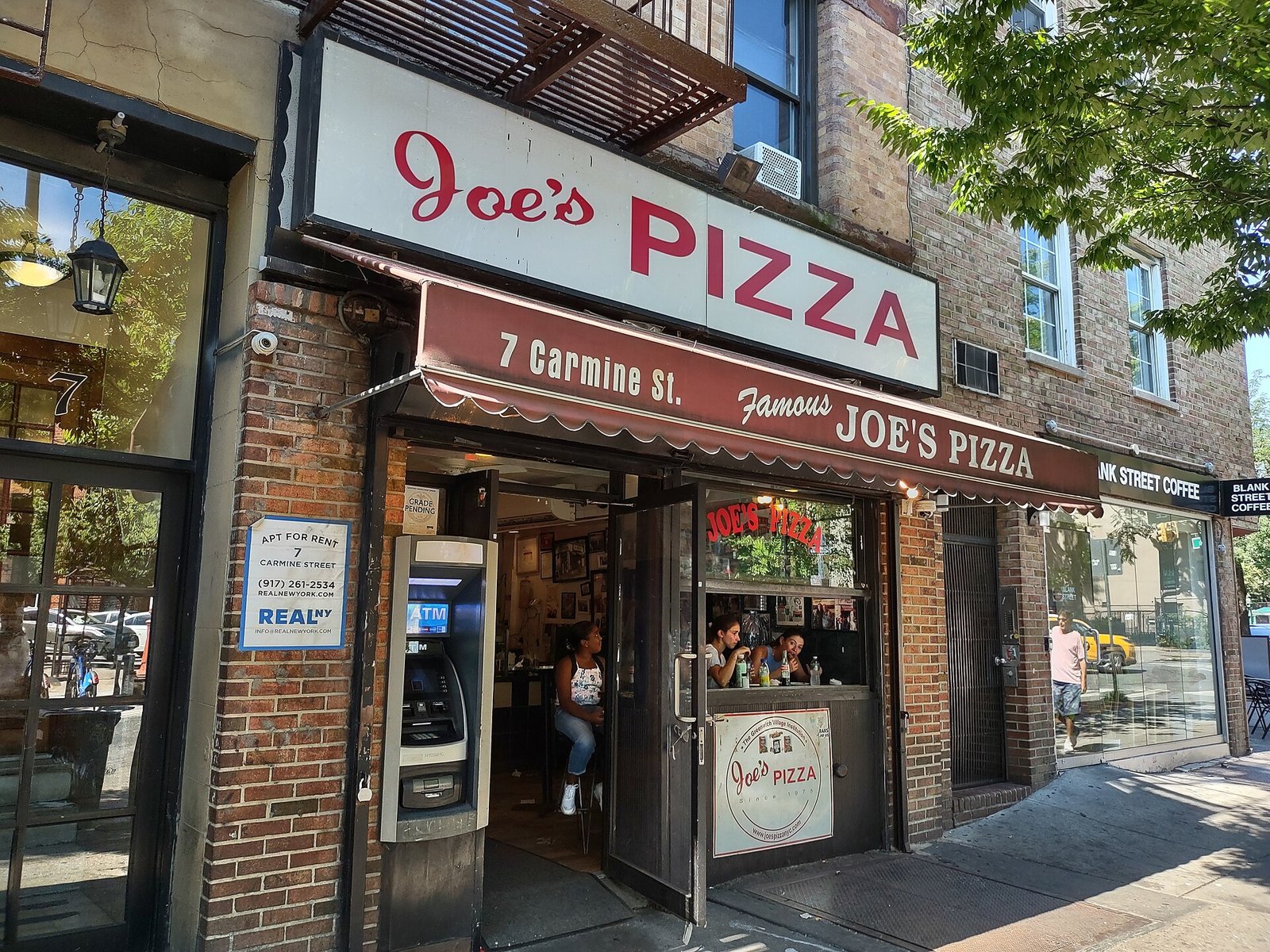 Fachada da pizzaria Joe's Pizza no Greenwich Village, Nova York