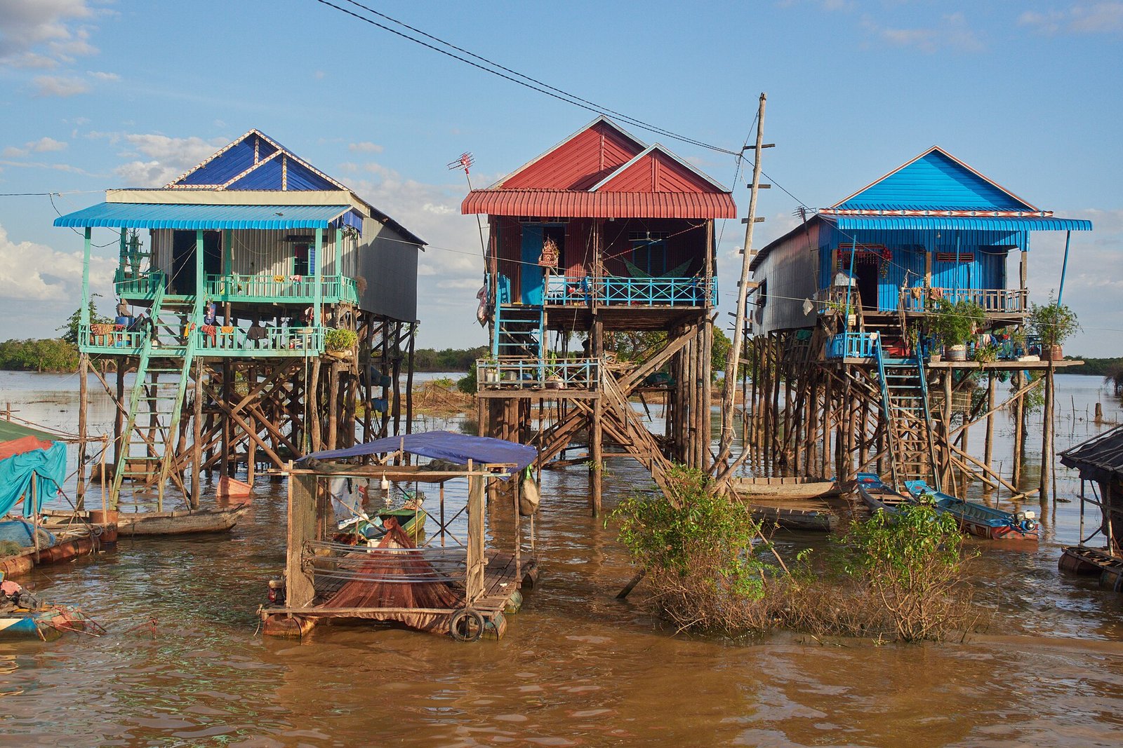 Casas em palafitas na vila de Kampong Phluk, no Tonlé Sap