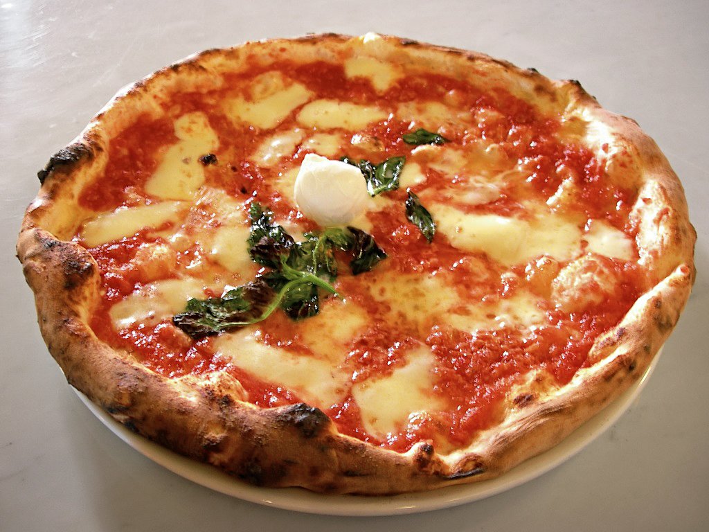 Pizza margherita napolitana, com tomate, mozzarella e manjericão
