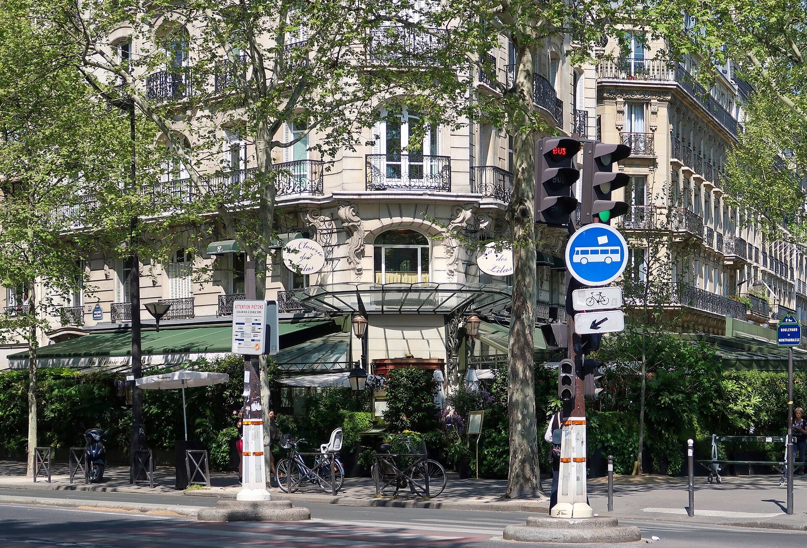Fachada do bar-brasserie La Closerie des Lilas em Paris