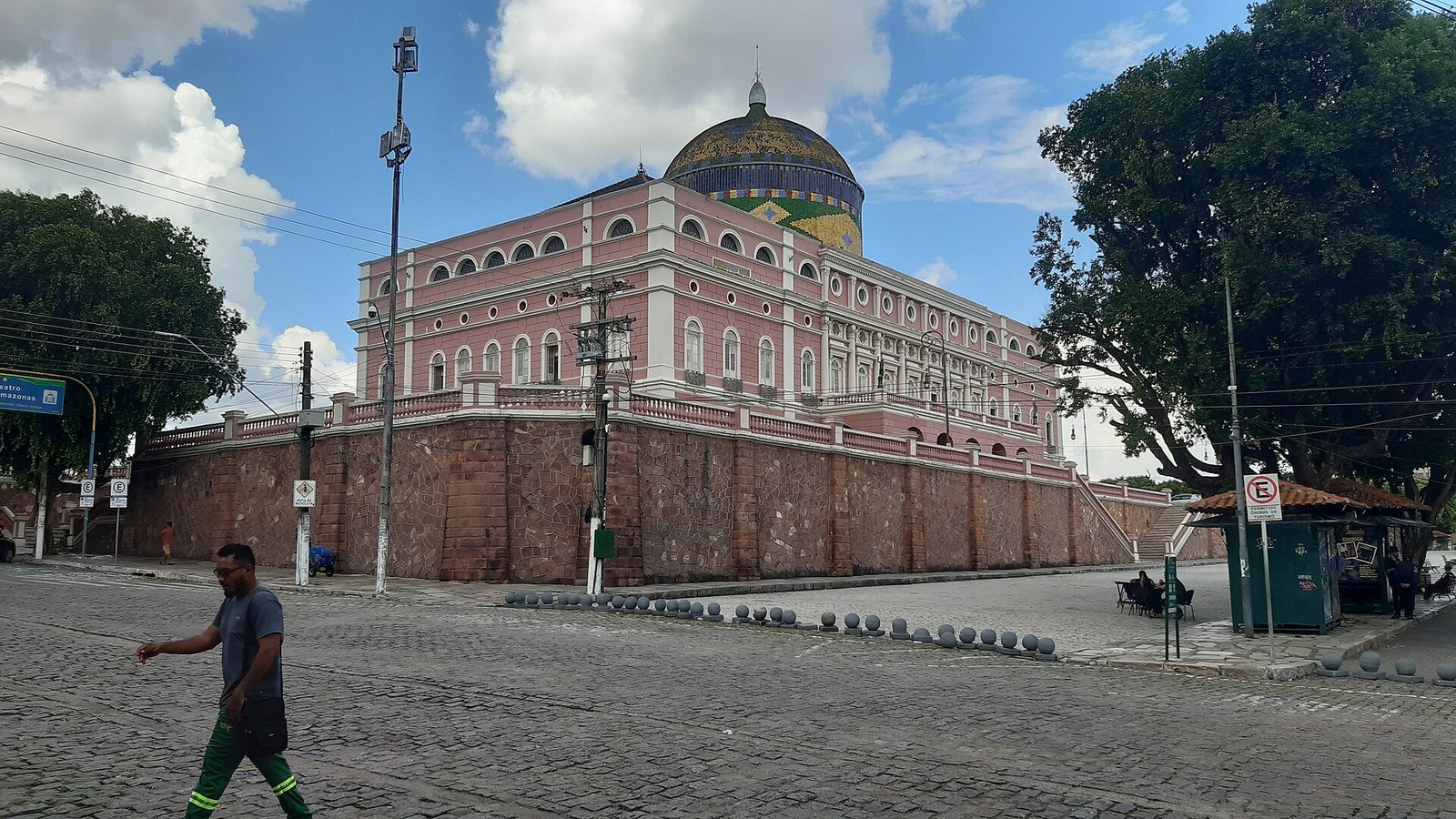 Fachada do Teatro Amazonas, onde funciona a cafeteria La Gioconda Caffè