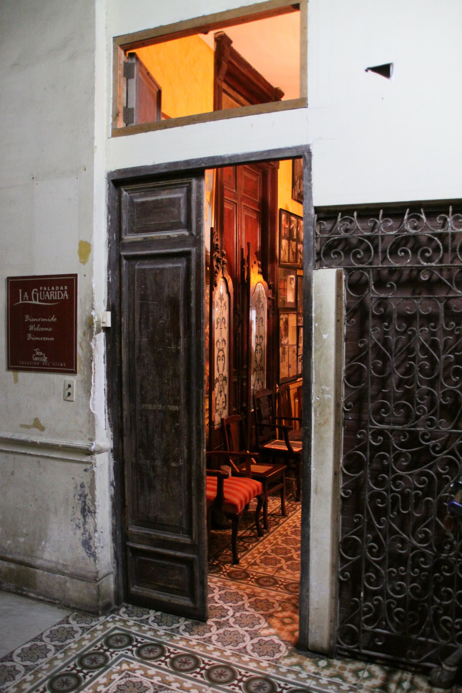 Entrada do restaurante La Guarida em um prédio antigo de Centro Habana