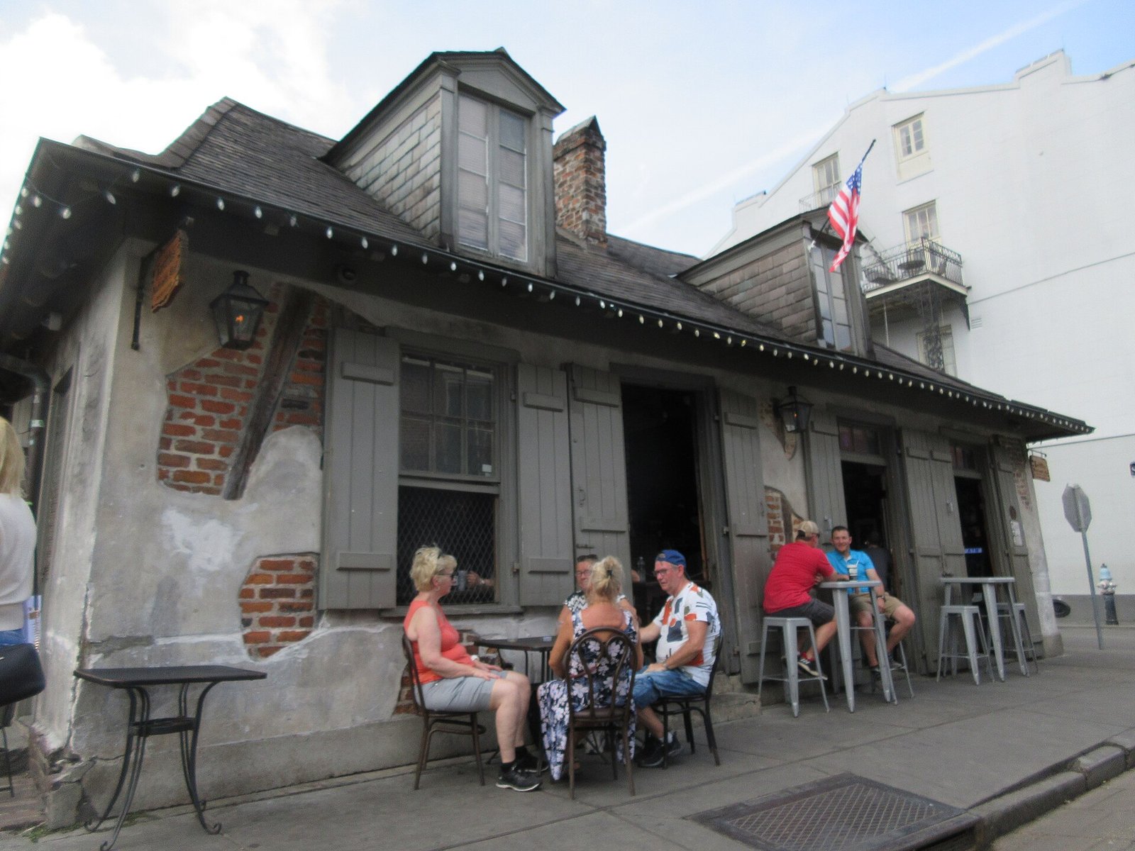 Fachada do Lafitte's Blacksmith Shop, na esquina da Bourbon com a St. Philip, em Nova Orleans