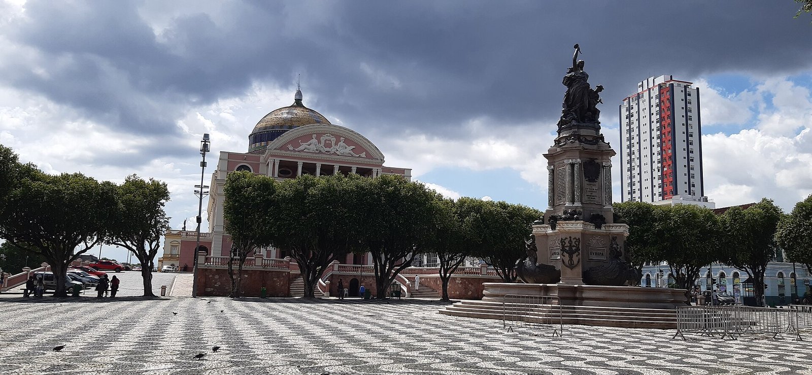 Largo de São Sebastião com calçamento português e o Teatro Amazonas ao fundo, em Manaus