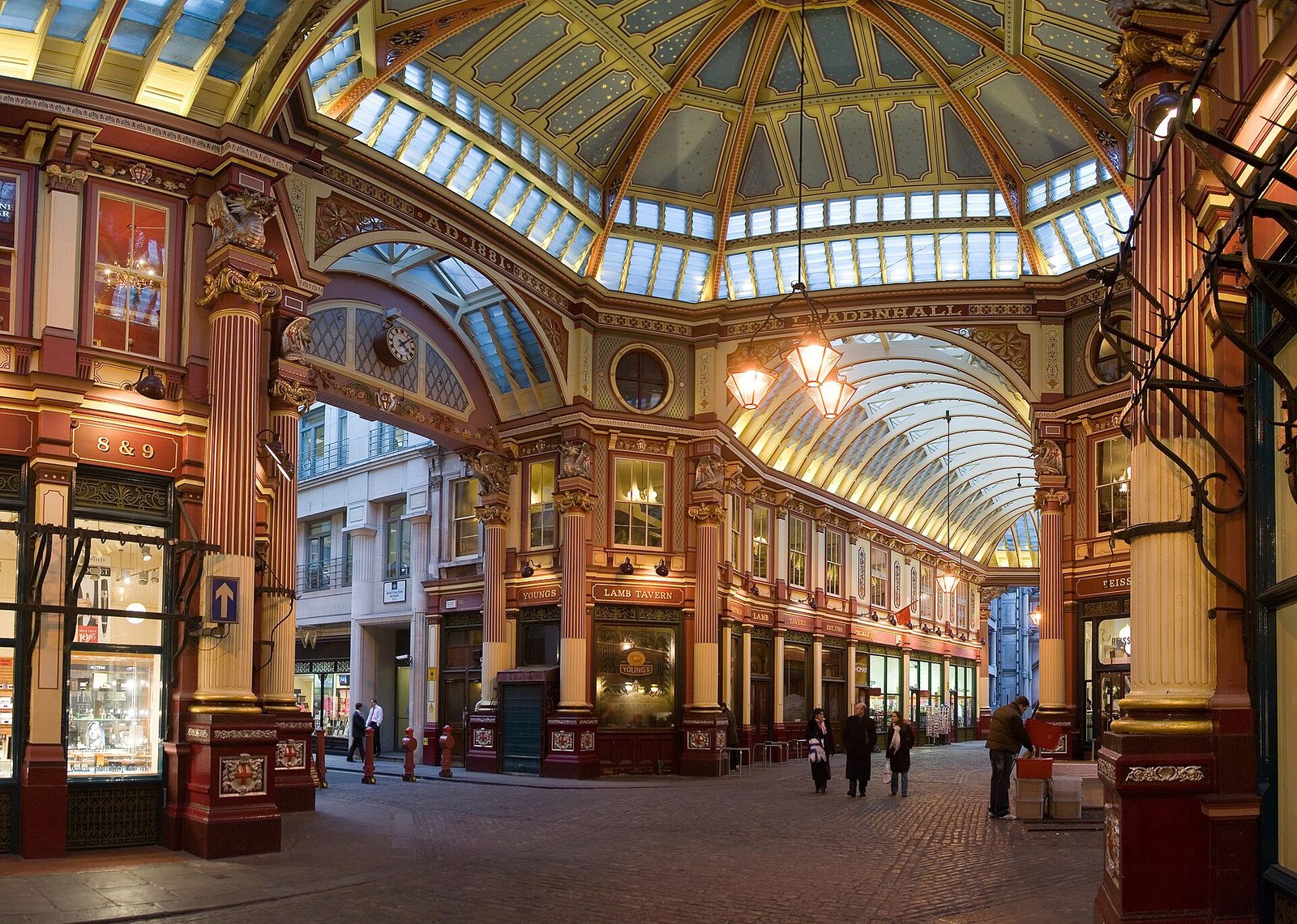 Interior do Leadenhall Market, mercado coberto vitoriano em Londres