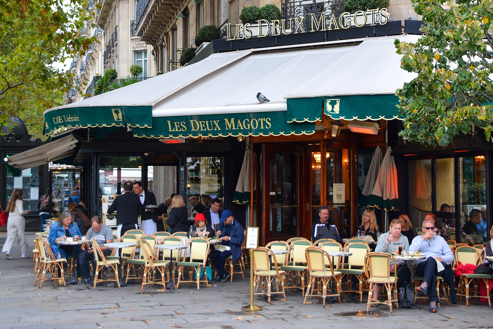 Fachada e terraço do café Les Deux Magots em Paris