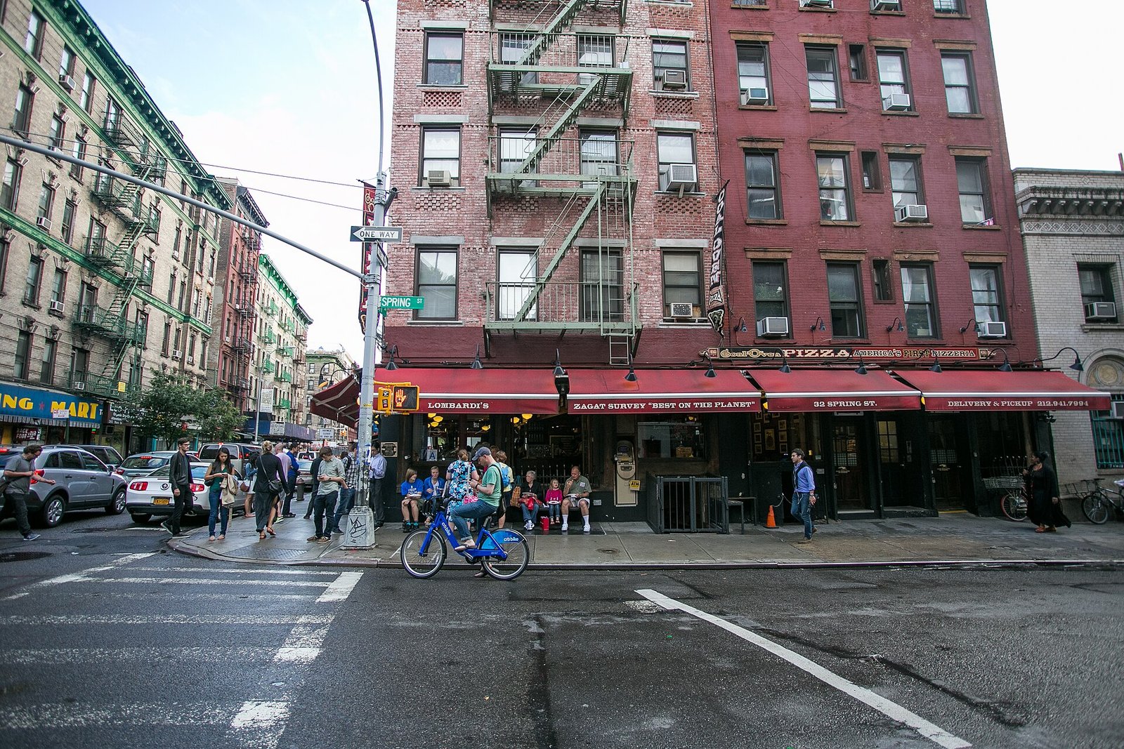 Fachada da Lombardi's Pizza em Little Italy, Nova York