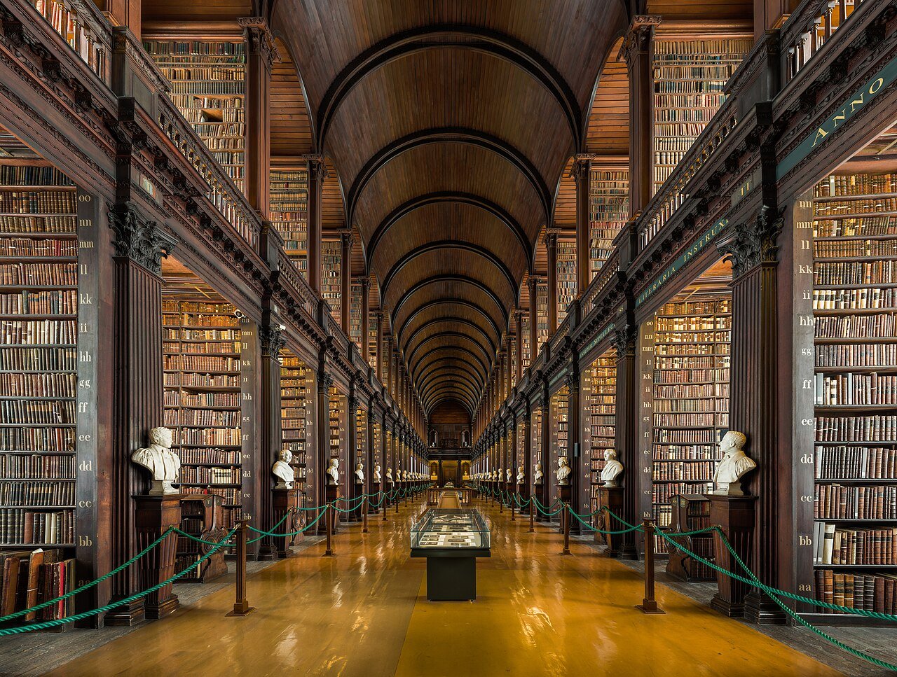 Interior do Long Room, a Biblioteca Antiga do Trinity College, em Dublin