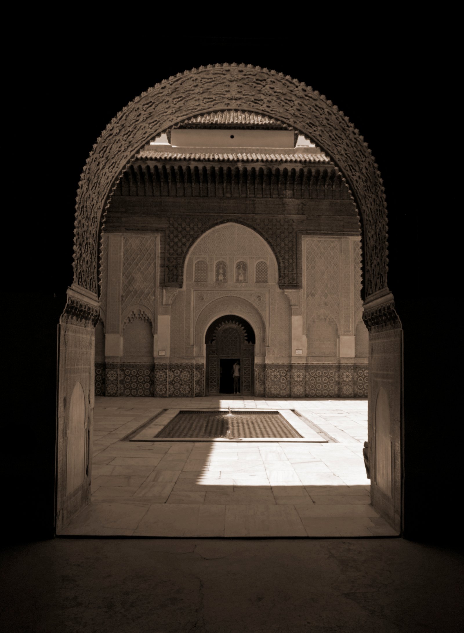Pátio central da Madrasa Ben Youssef, em Marrakech