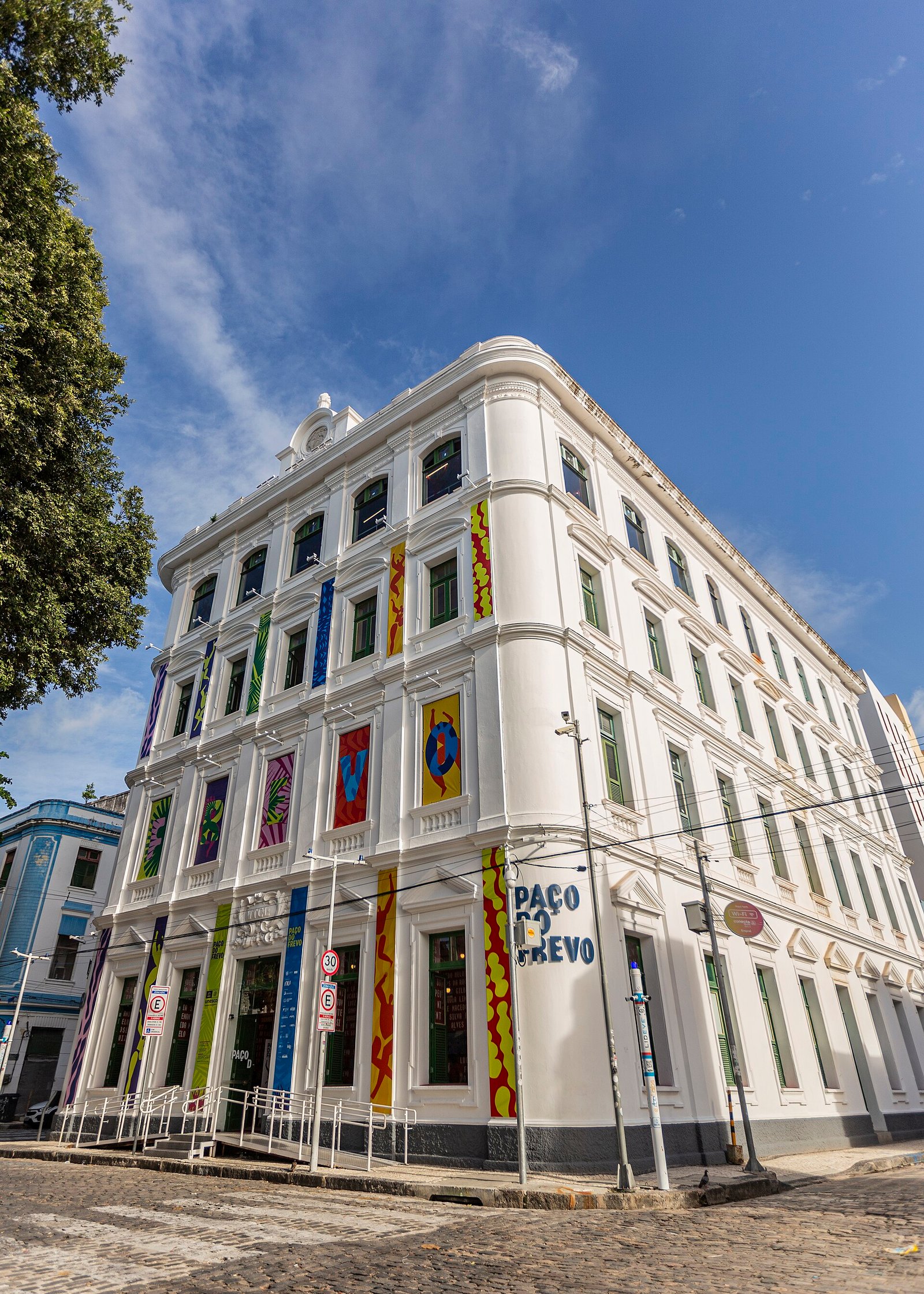 Fachada do casarão histórico do Paço do Frevo, na Praça do Arsenal, Recife Antigo, onde funciona o Malakoff Café