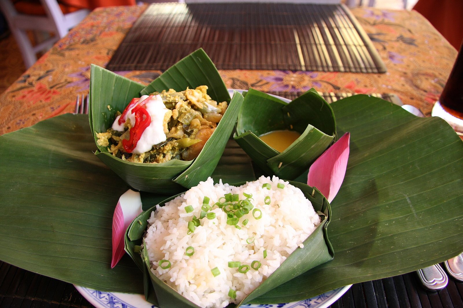 Amok de peixe, prato tradicional khmer servido no Malis