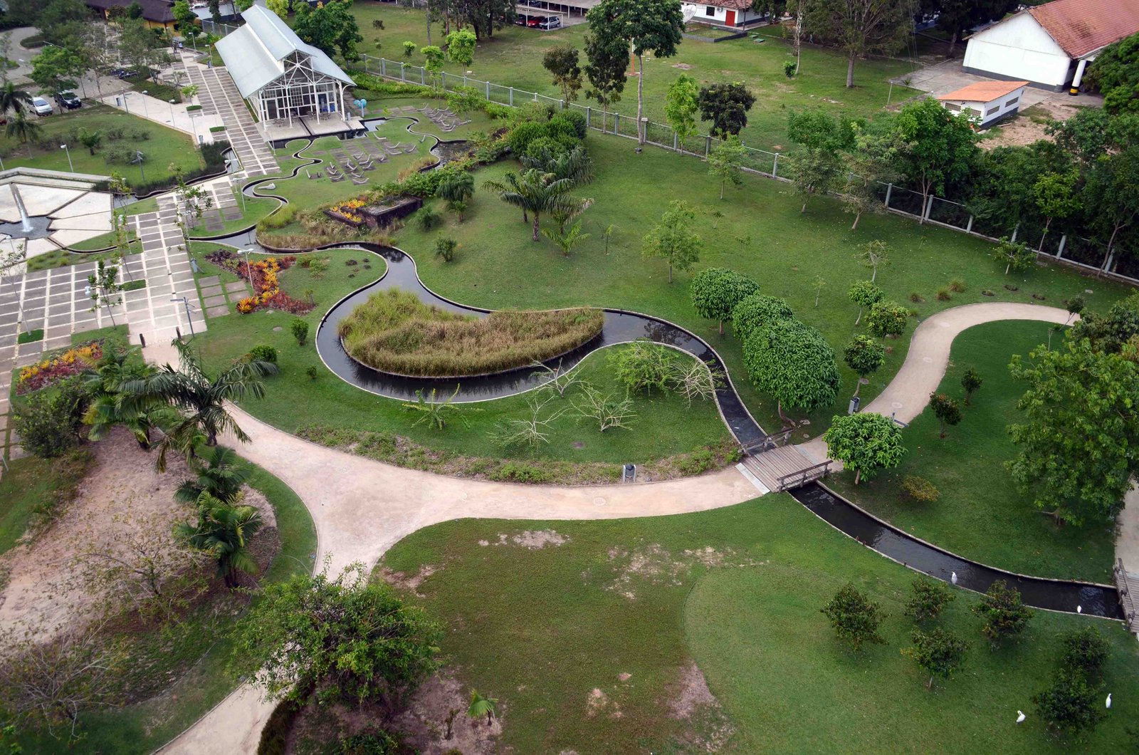 Vegetação e estrutura de madeira no parque Mangal das Garças, em Belém do Pará