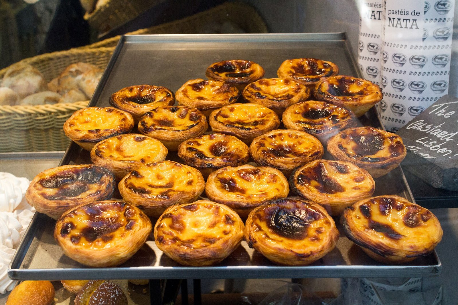 Pastéis de nata recém-assados, especialidade da Manteigaria