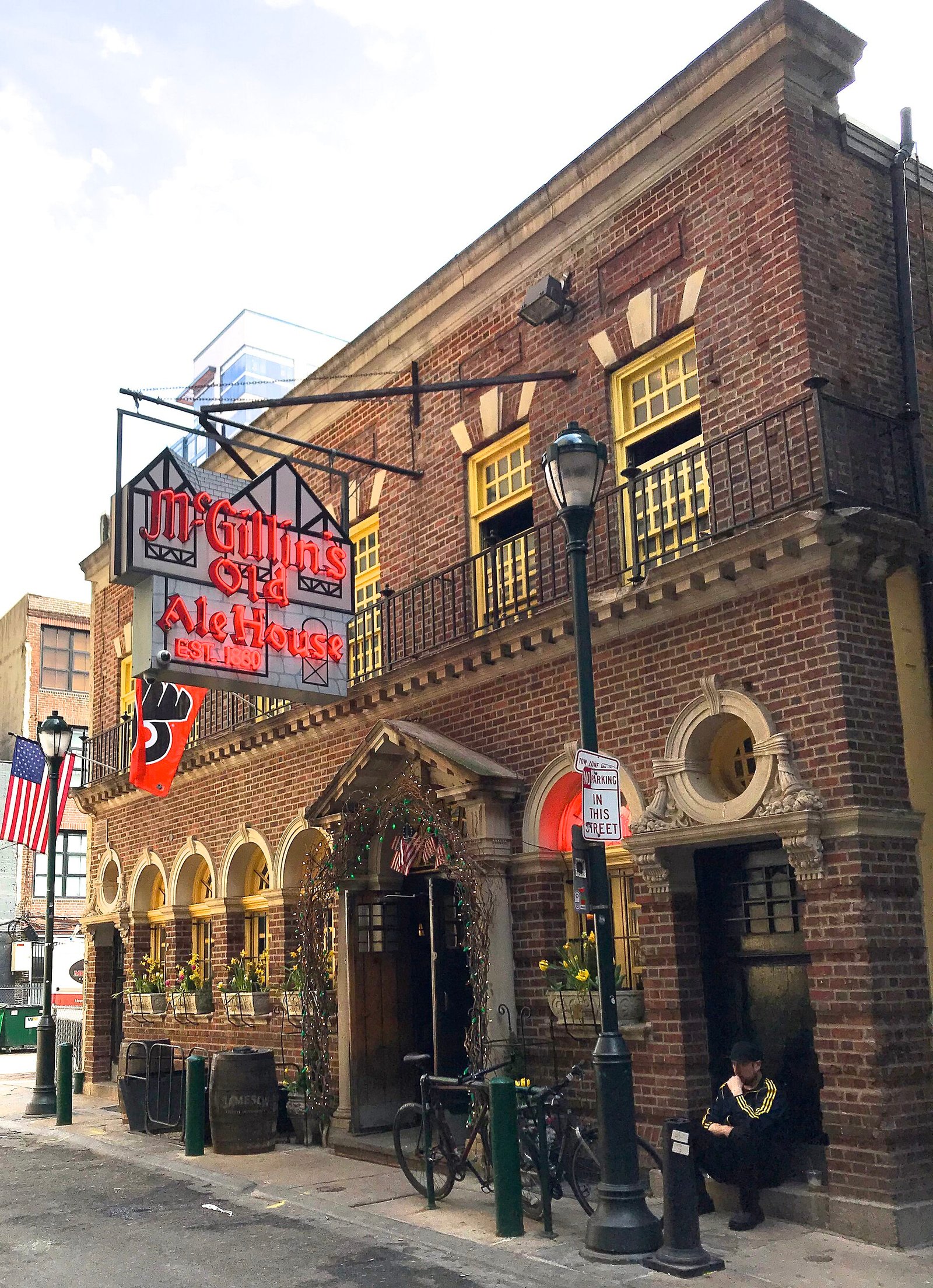 Fachada do McGillin's Olde Ale House numa viela de Center City, Filadélfia