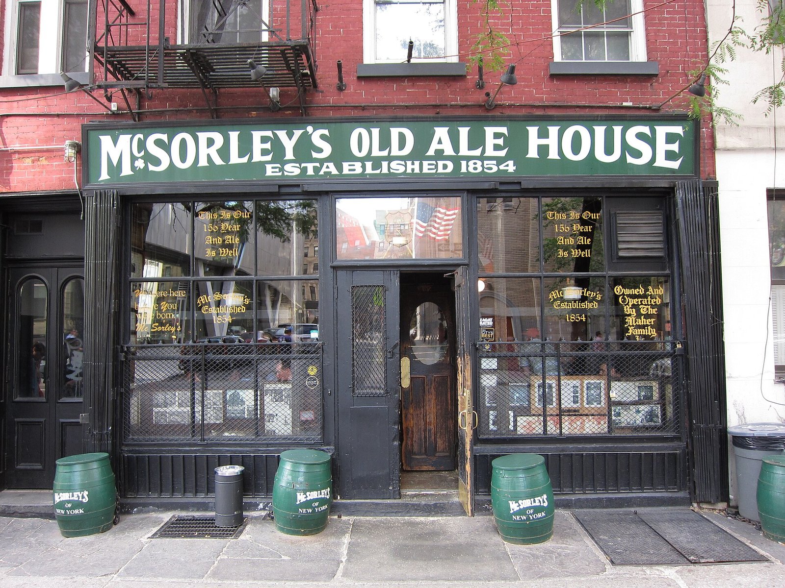 Fachada do McSorley's Old Ale House no East Village, Nova York