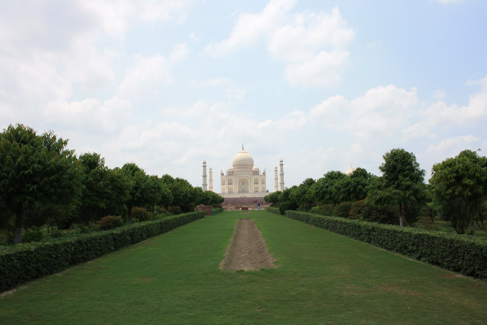 Vista do Taj Mahal a partir do jardim Mehtab Bagh, em Agra