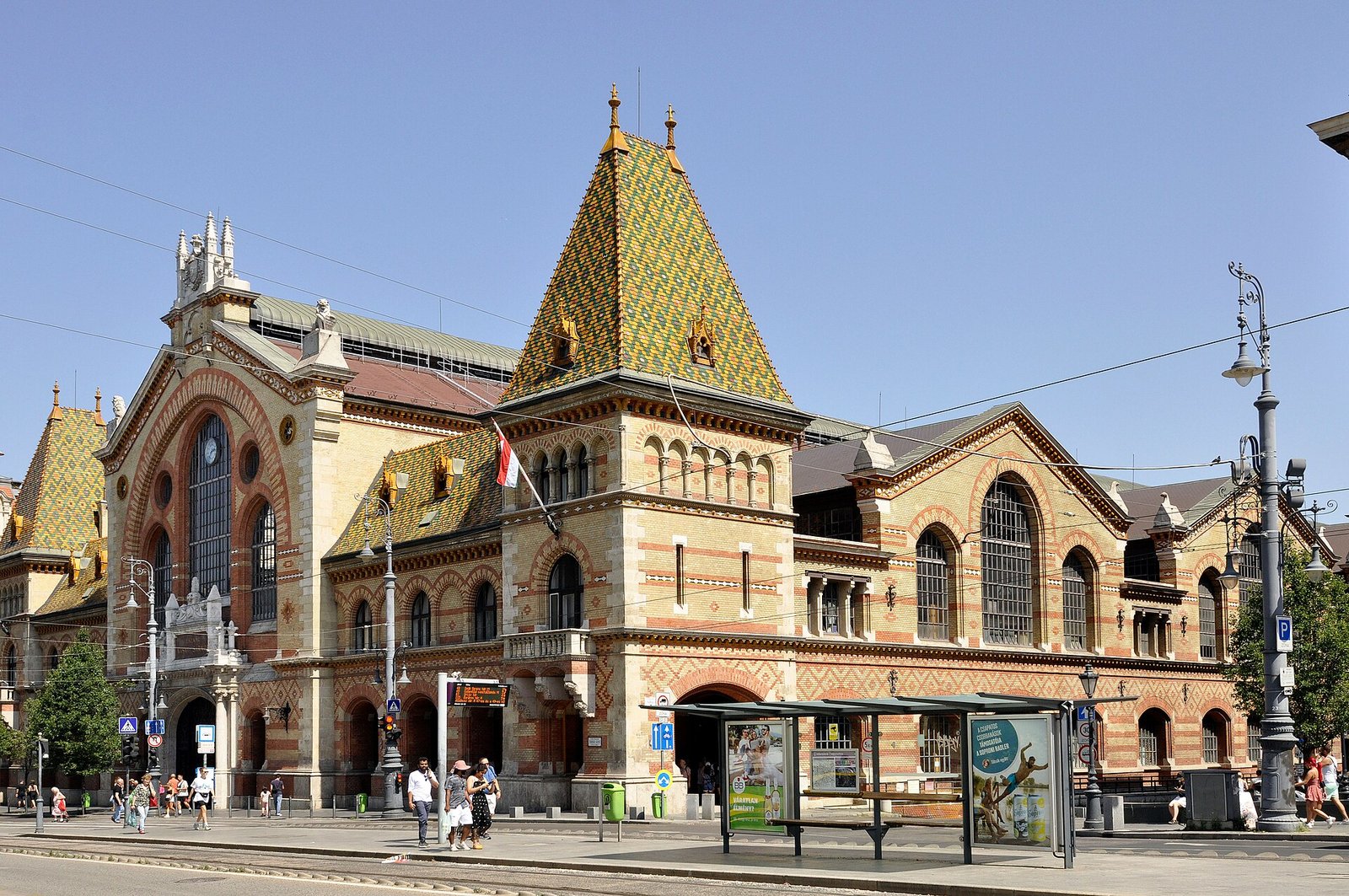 Interior do Mercado Central de Budapeste, com estrutura de aço e três andares de bancas