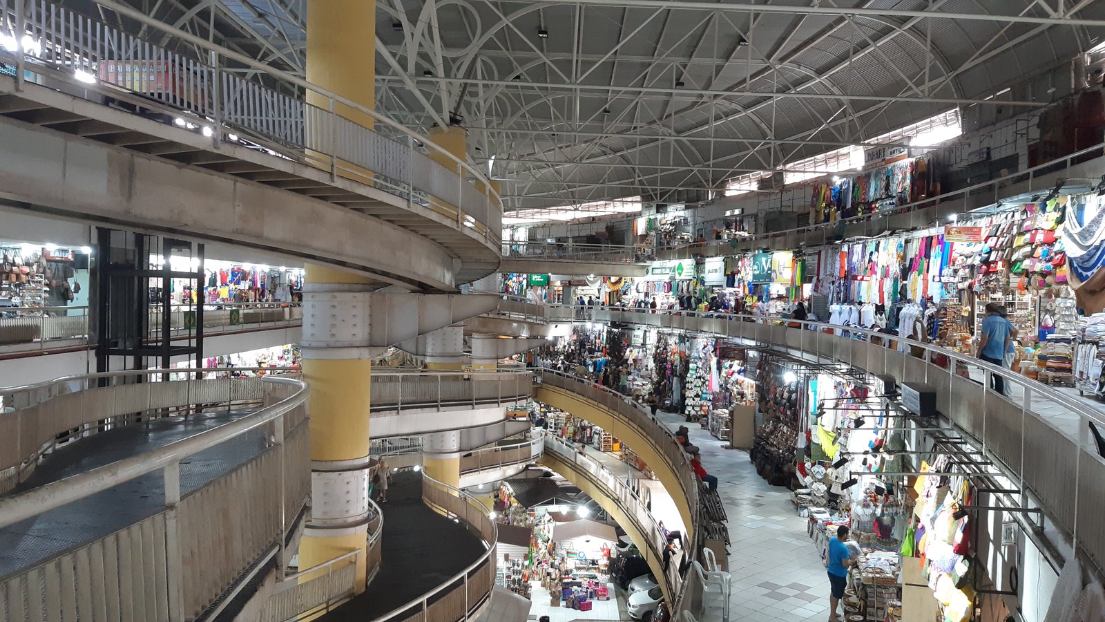 Interior do Mercado Central de Fortaleza, com corredores de lojas de artesanato